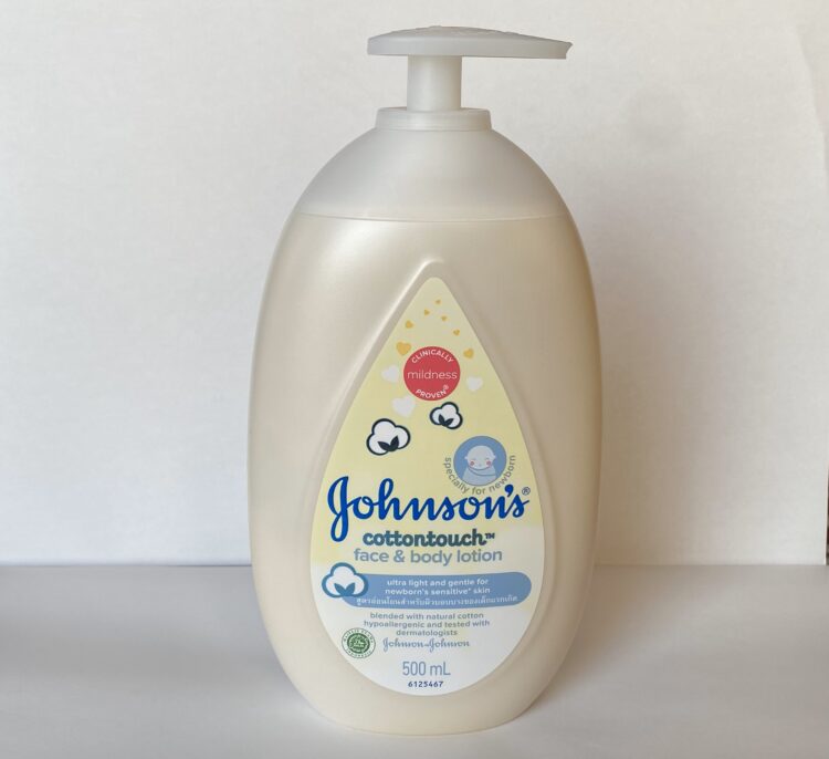 Johnson's CottonTouch Newborn Face & Body Lotion のボトル