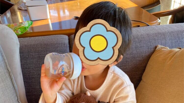 Philips AVENTの哺乳瓶を使ってお茶を飲む子供