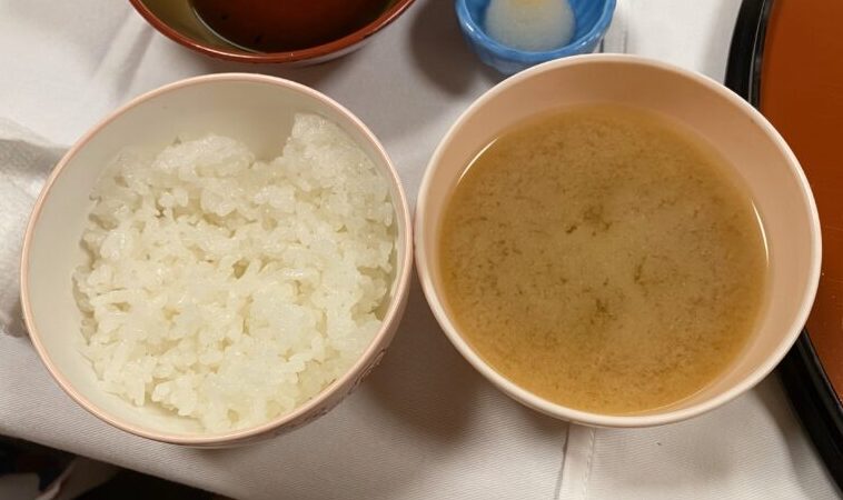 ホテル暖香園での夕食。子供用のごはんとみそ汁